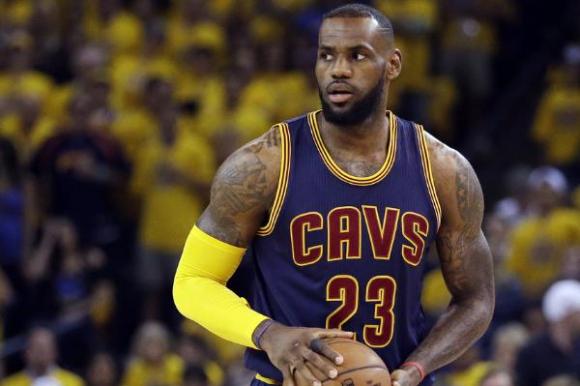  詹姆斯再创纪录，生涯总分破四万  